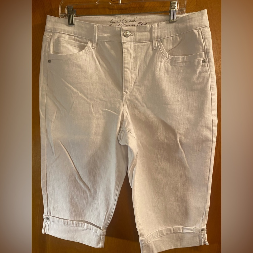 Ladies “Gloria Vanderbilt” white capris